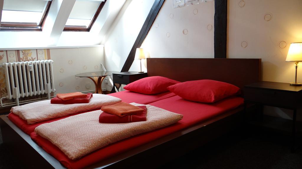 Sokolska Youth Hostel Прага Экстерьер фото