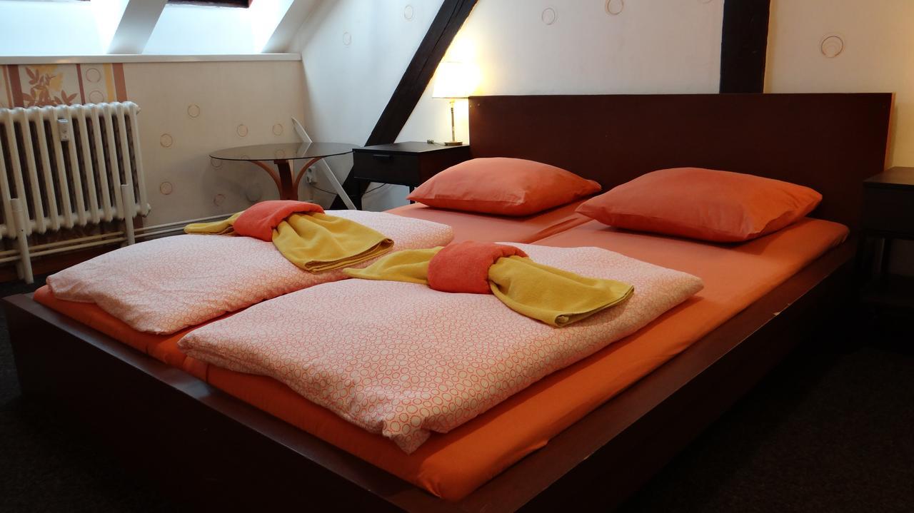 Sokolska Youth Hostel Прага Экстерьер фото