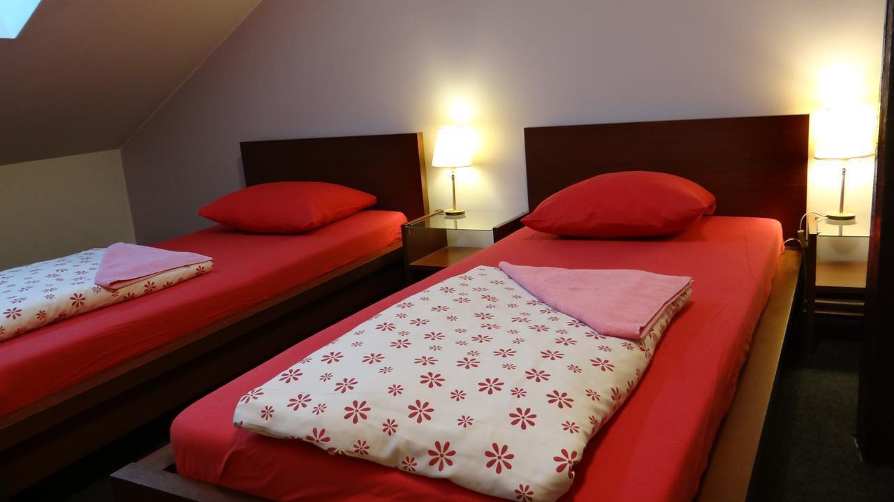 Sokolska Youth Hostel Прага Экстерьер фото