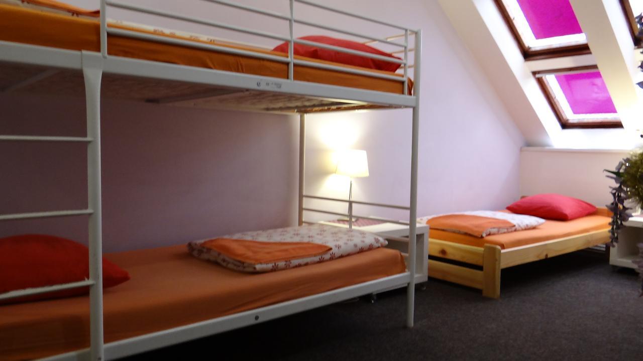 Sokolska Youth Hostel Прага Экстерьер фото