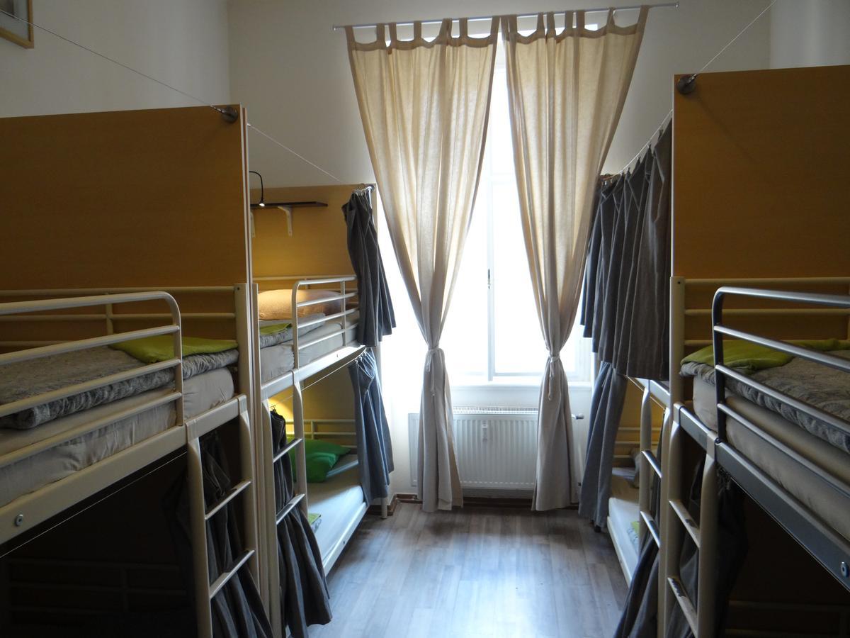 Sokolska Youth Hostel Прага Экстерьер фото