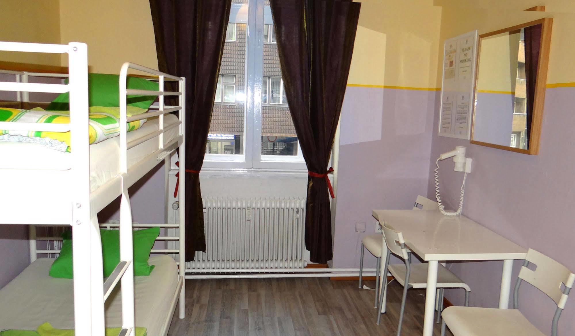 Sokolska Youth Hostel Прага Экстерьер фото