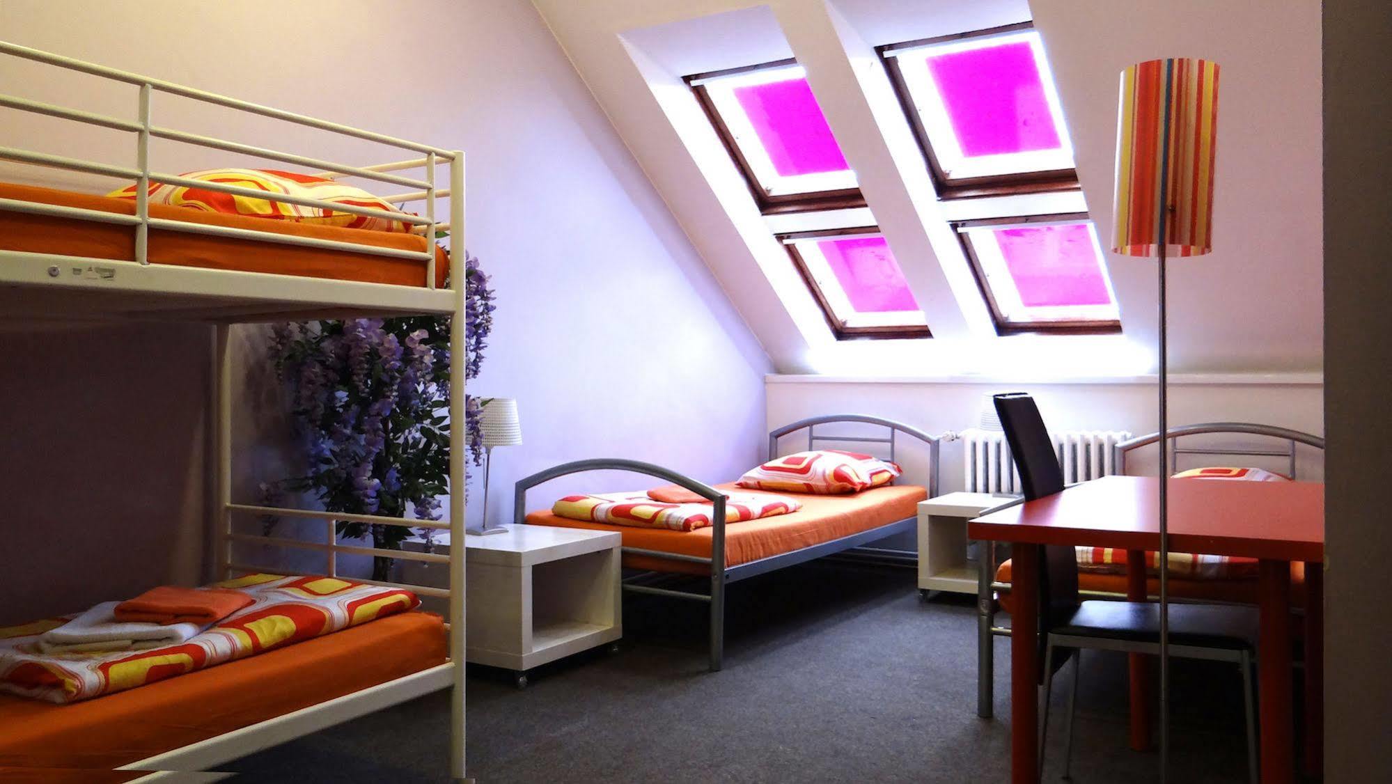 Sokolska Youth Hostel Прага Экстерьер фото