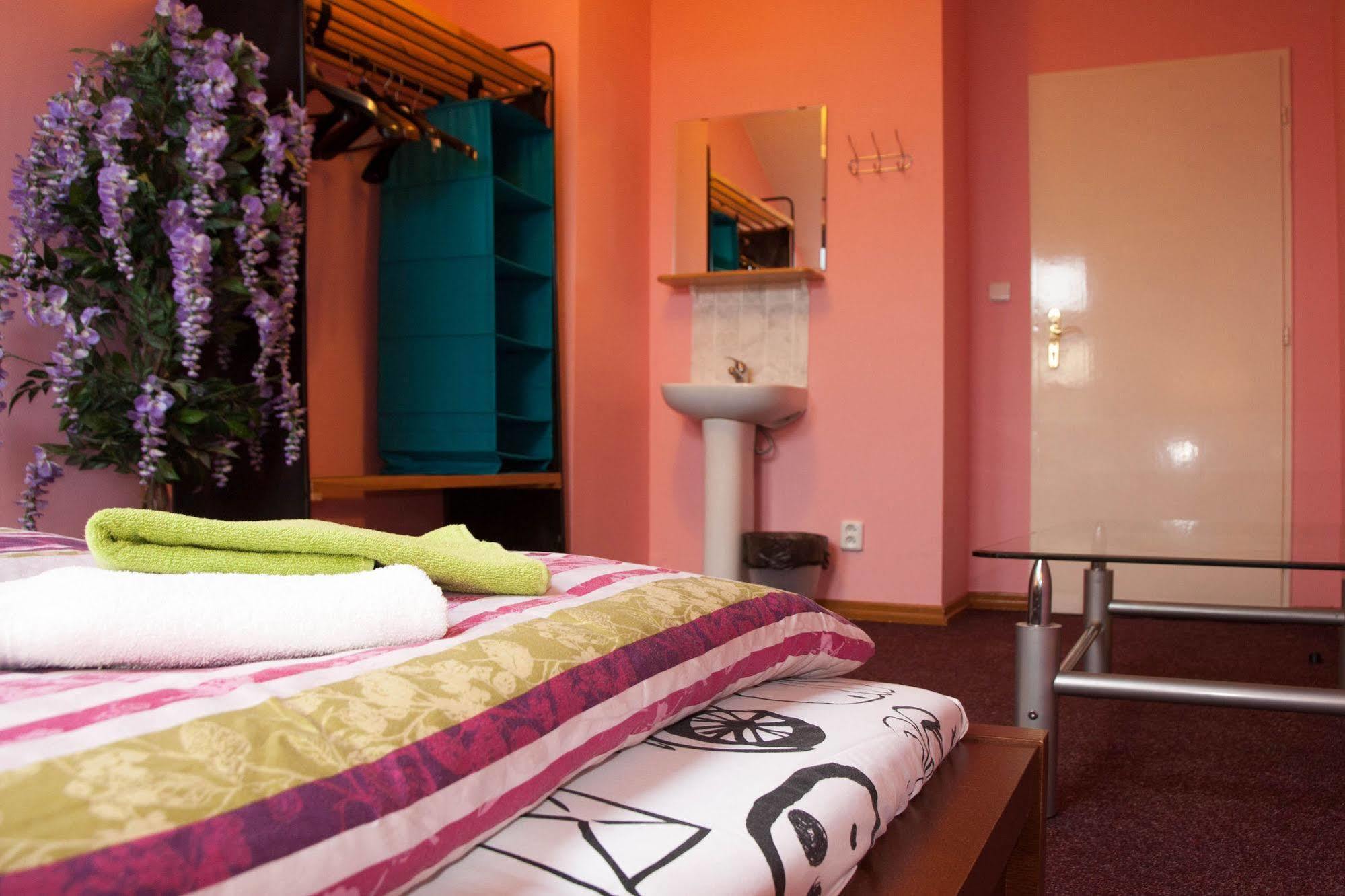 Sokolska Youth Hostel Прага Экстерьер фото
