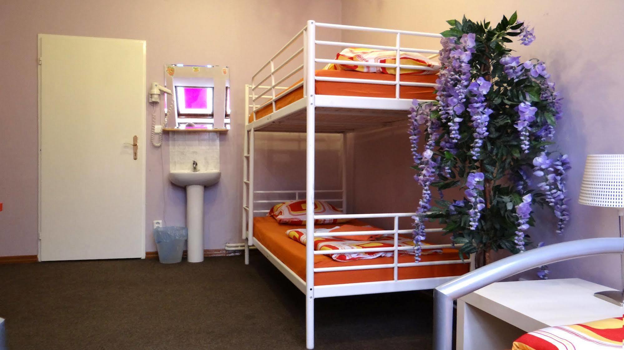 Sokolska Youth Hostel Прага Экстерьер фото