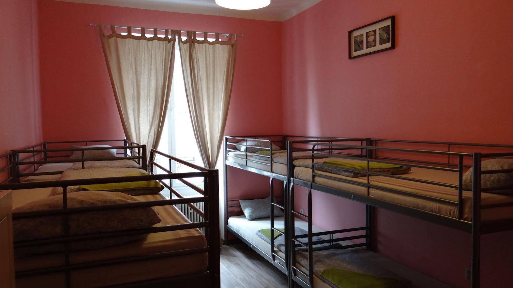 Sokolska Youth Hostel Прага Экстерьер фото