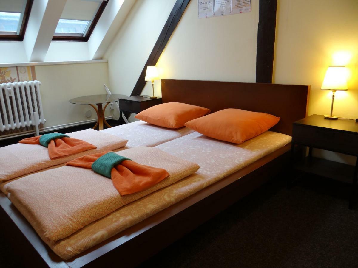 Sokolska Youth Hostel Прага Экстерьер фото