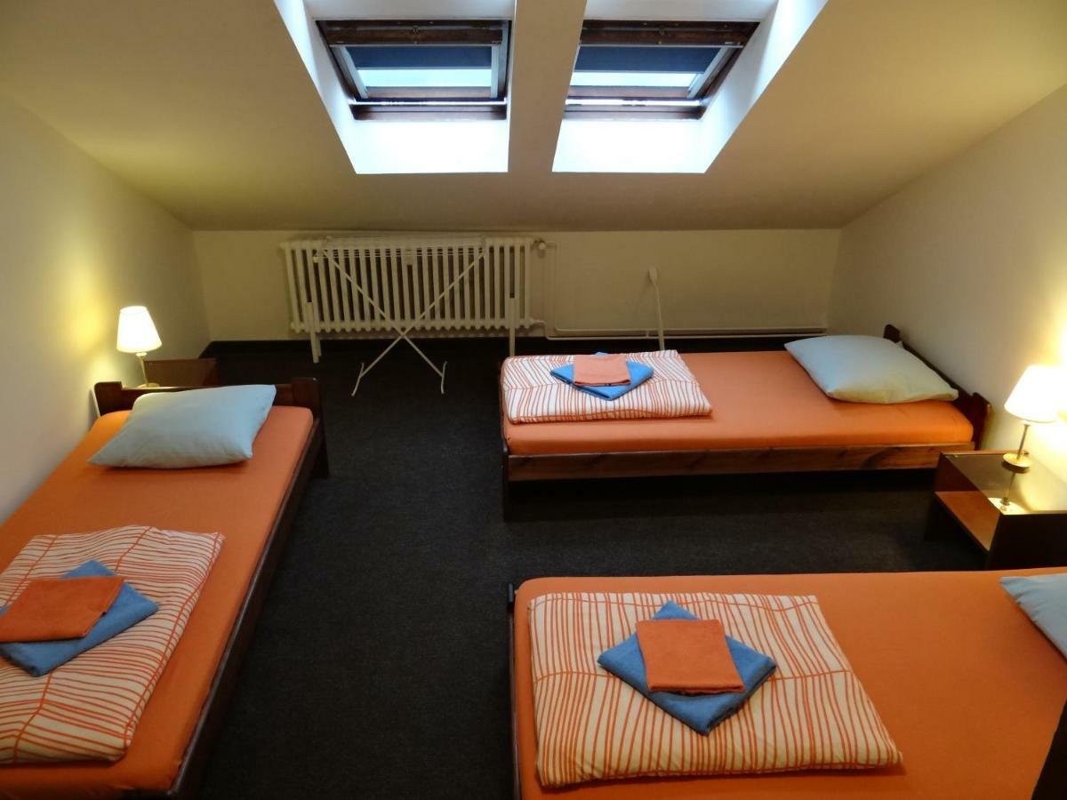 Sokolska Youth Hostel Прага Экстерьер фото