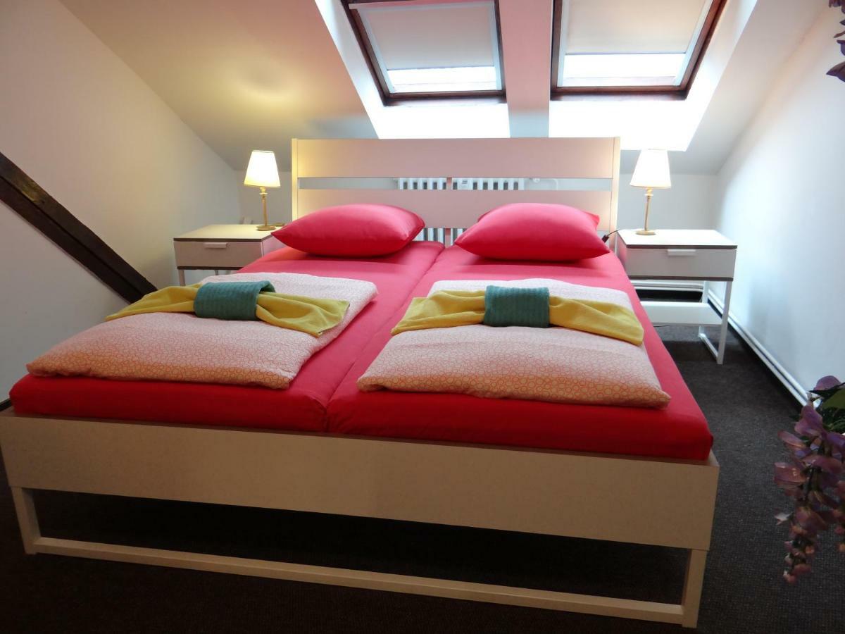Sokolska Youth Hostel Прага Экстерьер фото