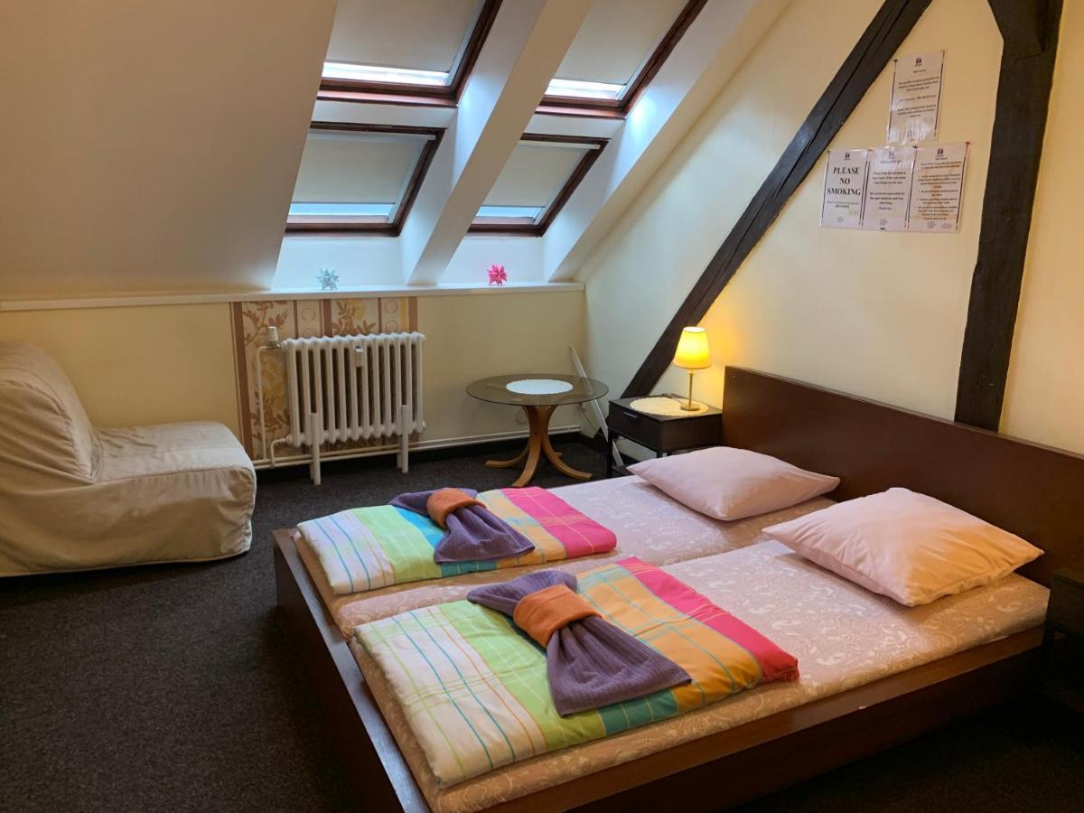 Sokolska Youth Hostel Прага Экстерьер фото