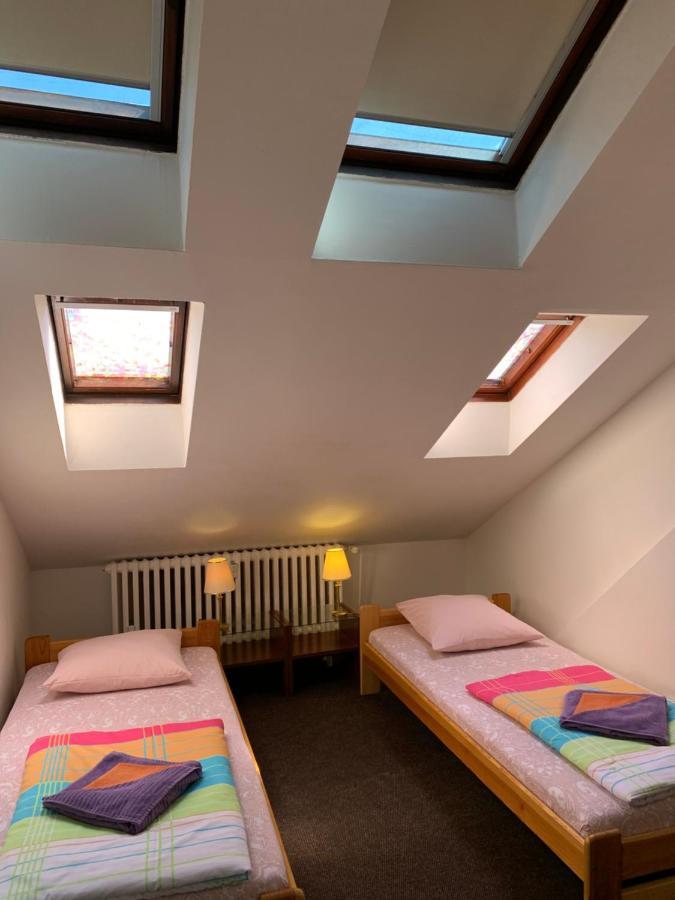 Sokolska Youth Hostel Прага Экстерьер фото